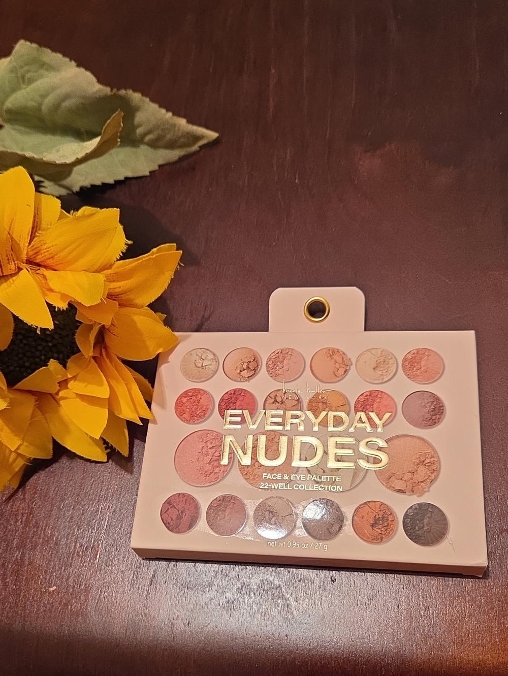 New Nicole Miller Everyday Nudes 22 Well Face & Eye Palette -Neutral Nude Shades